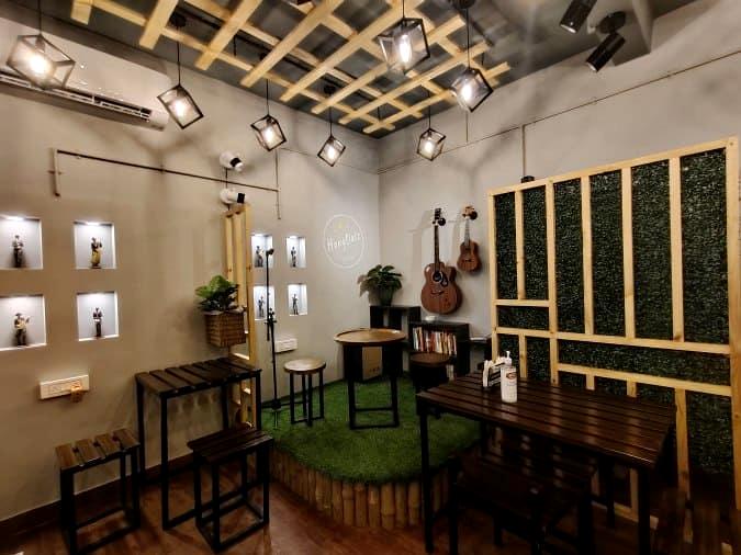 Hangoutz - The Boutique Cafe